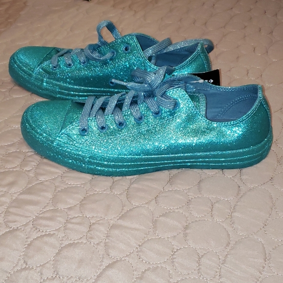 WOMAN'S TEAL BLUE CONVERSE SIZE 9 AVAILABLE - Picture 2 of 3